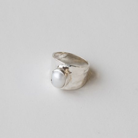 900868 ring sterling zilver paula parel onregelmatig zetting geklopt handsieraad juweel juwelen vakmanschap zilversmid versieren feest