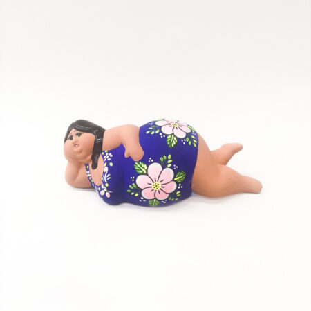 Vrouw liggend Aisha 33cm blauw