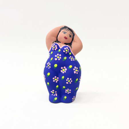 Vrouw staand Fiora keramiek 16cm hoog Blauw